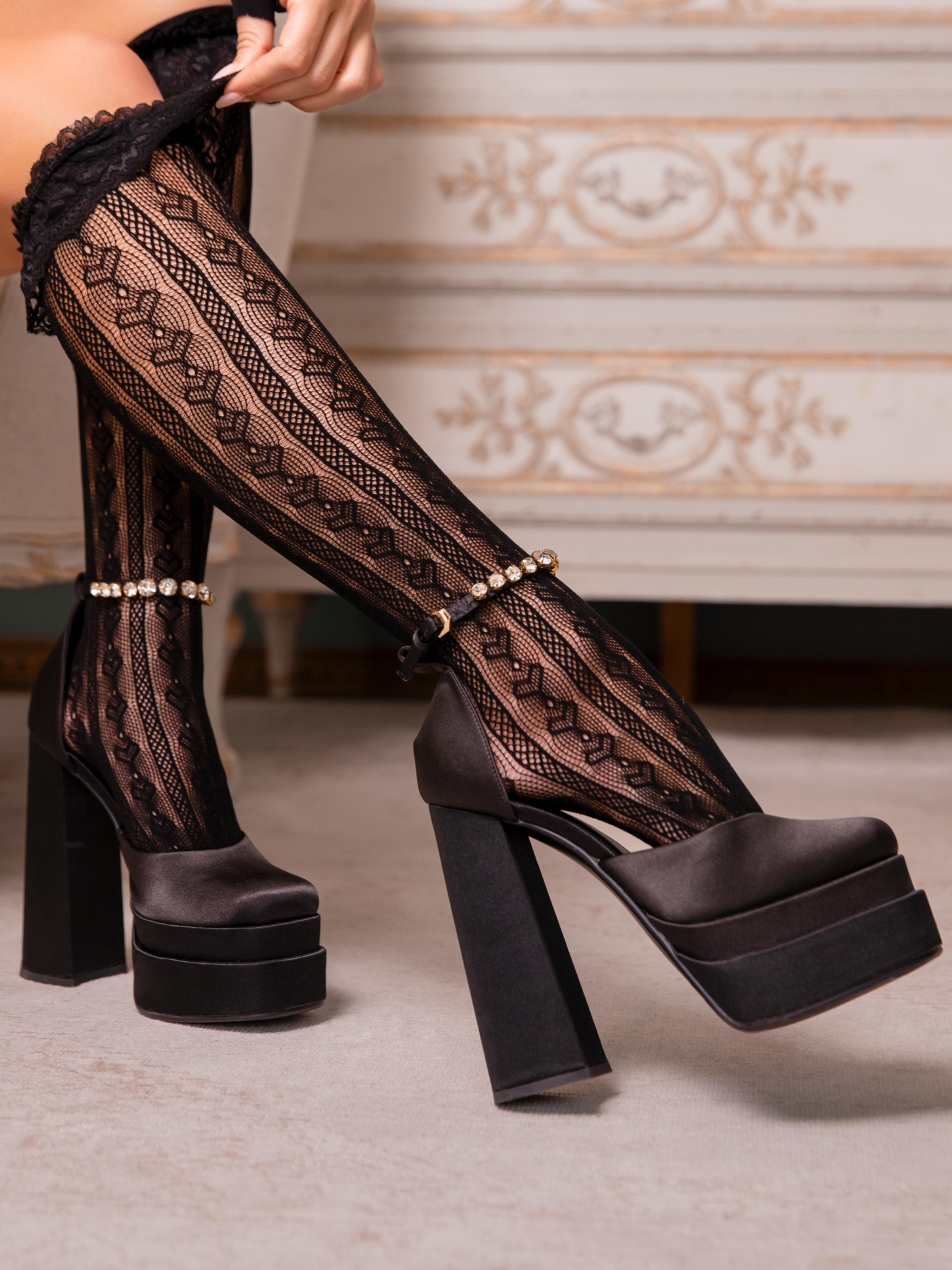 Leg Avenue Sweetheart Ruffle Cuff Knee High Socks