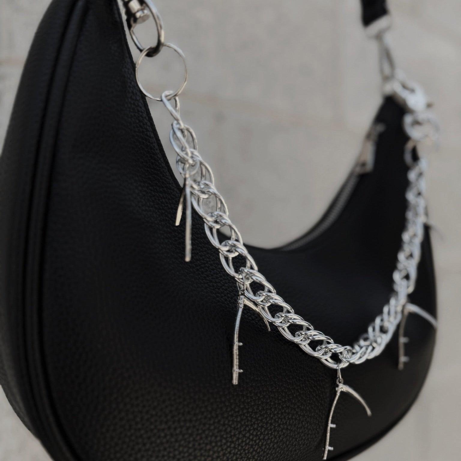 Chain with hanging scythes.